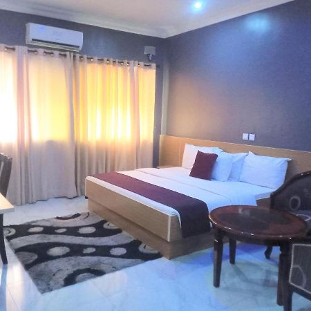 Fawzy Hotel อิบาดัน ภายนอก รูปภาพ