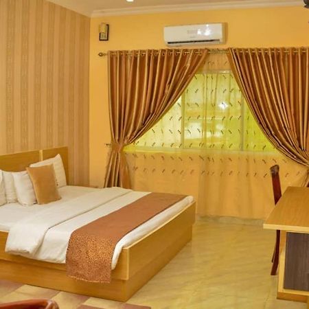 Fawzy Hotel อิบาดัน ภายนอก รูปภาพ